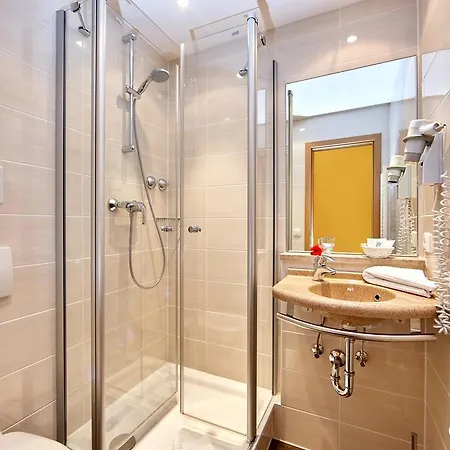 Vier Jahreszeiten Szálloda 3*