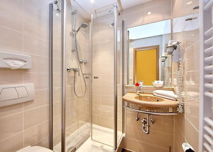 Vier Jahreszeiten מלון 3*